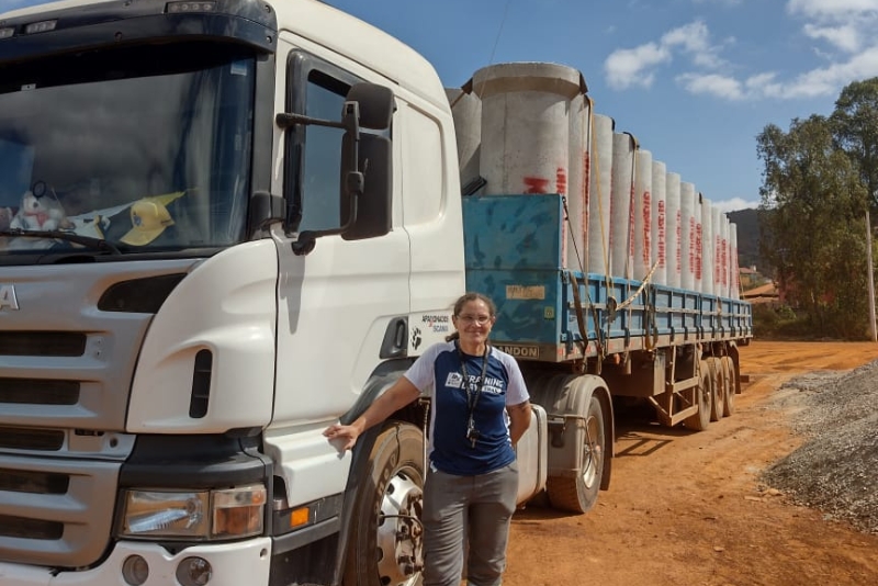 Cristina Oliveira Costa com seu caminhão